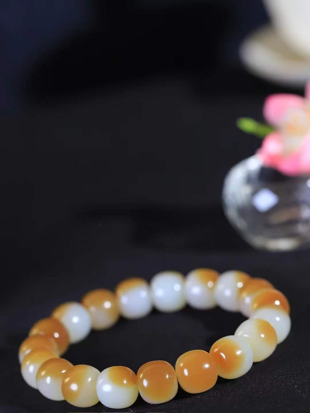 （老型珠.手串）

货头精选  和田玉糖白玉老型珠手串，玉质细腻油润 饱满光滑 质朴无华，悠远简单，人心境界远，百世修炼深，心灵常驻善意持，觉悟人生百世修  重41克    尺寸取一10-11mm    10171568A