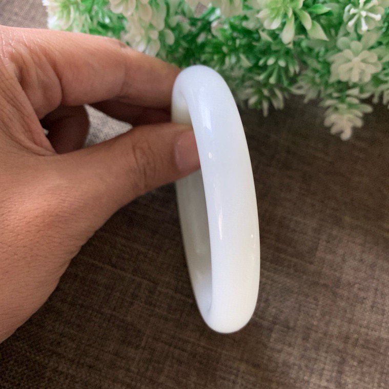 60.3圈口和田玉羊脂白手镯，精品荔枝冻冰白手镯，镯型古朴典雅。在诗情画意的雨巷相遇，你是我腕间的一抹风情，有你眸有深情.清风荡漾湖间静水，我愿俯身低眉，在烟波涟漪处寻你