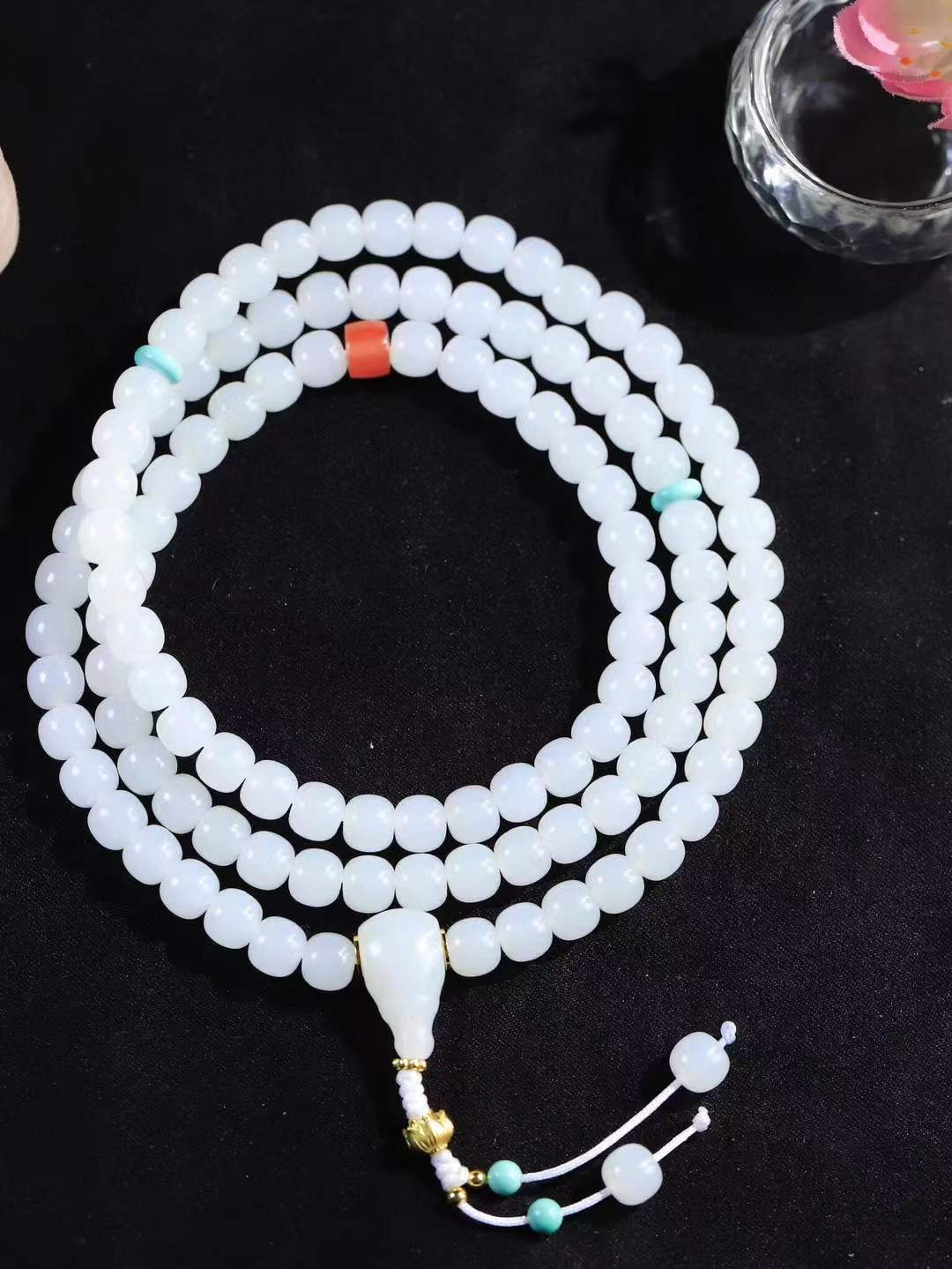 【链.108】

精品和田玉白玉老型珠108挂链 玉质温润细腻 油性十足 佩戴舒适。珠珠落玉盘，间关莺语花底滑，一生美好时光，无论身在何处，都有它相伴相守。事事顺遂，幸福美满，吉祥如意。重59.6克 尺寸取一6.1-6.8mm FDA-78351992