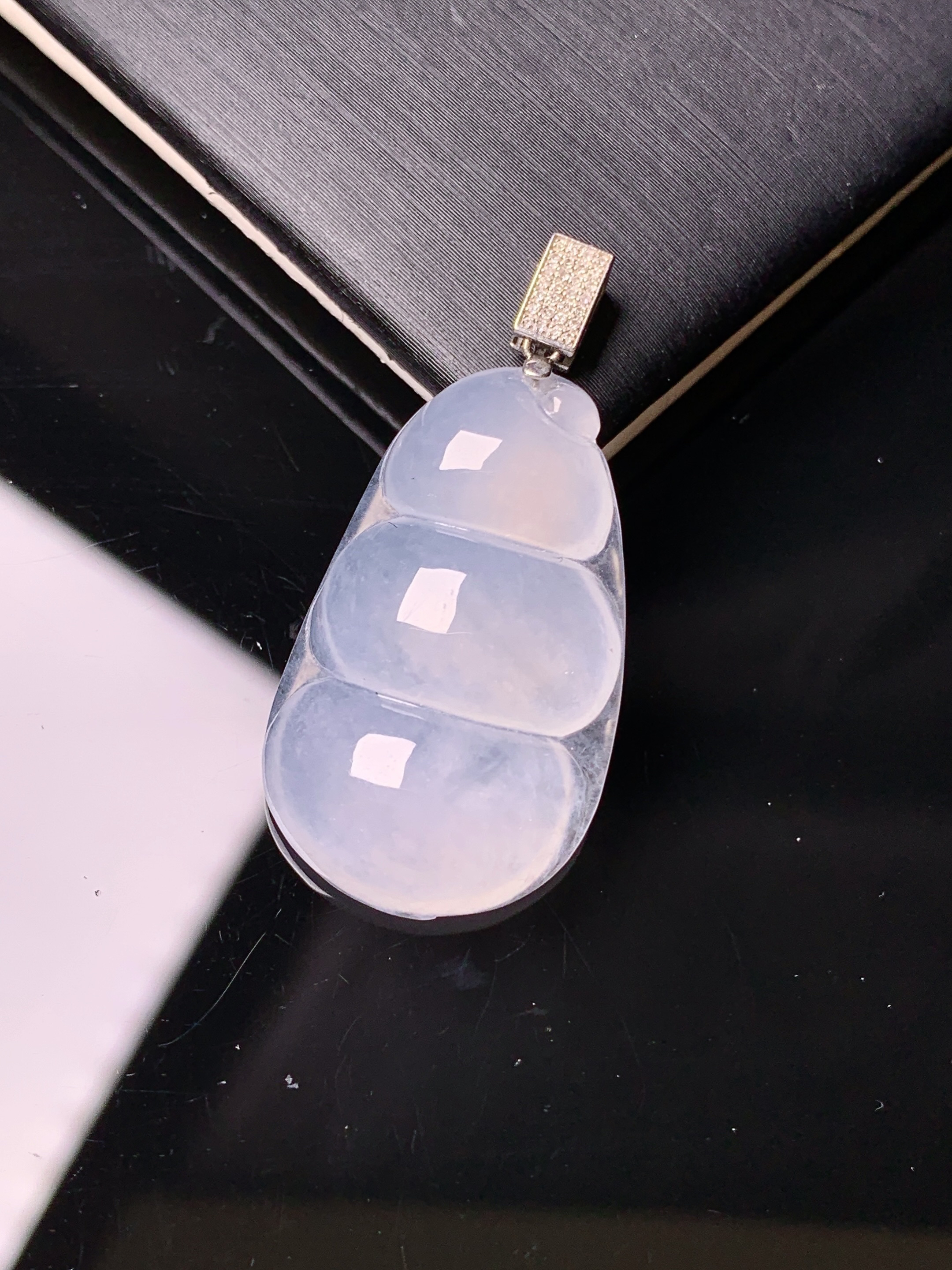 18k金钻镶嵌冰种四季豆吊坠 玉质细腻 色泽艳丽清新 水润亮眼 整体尺寸34.3*17*6*2x