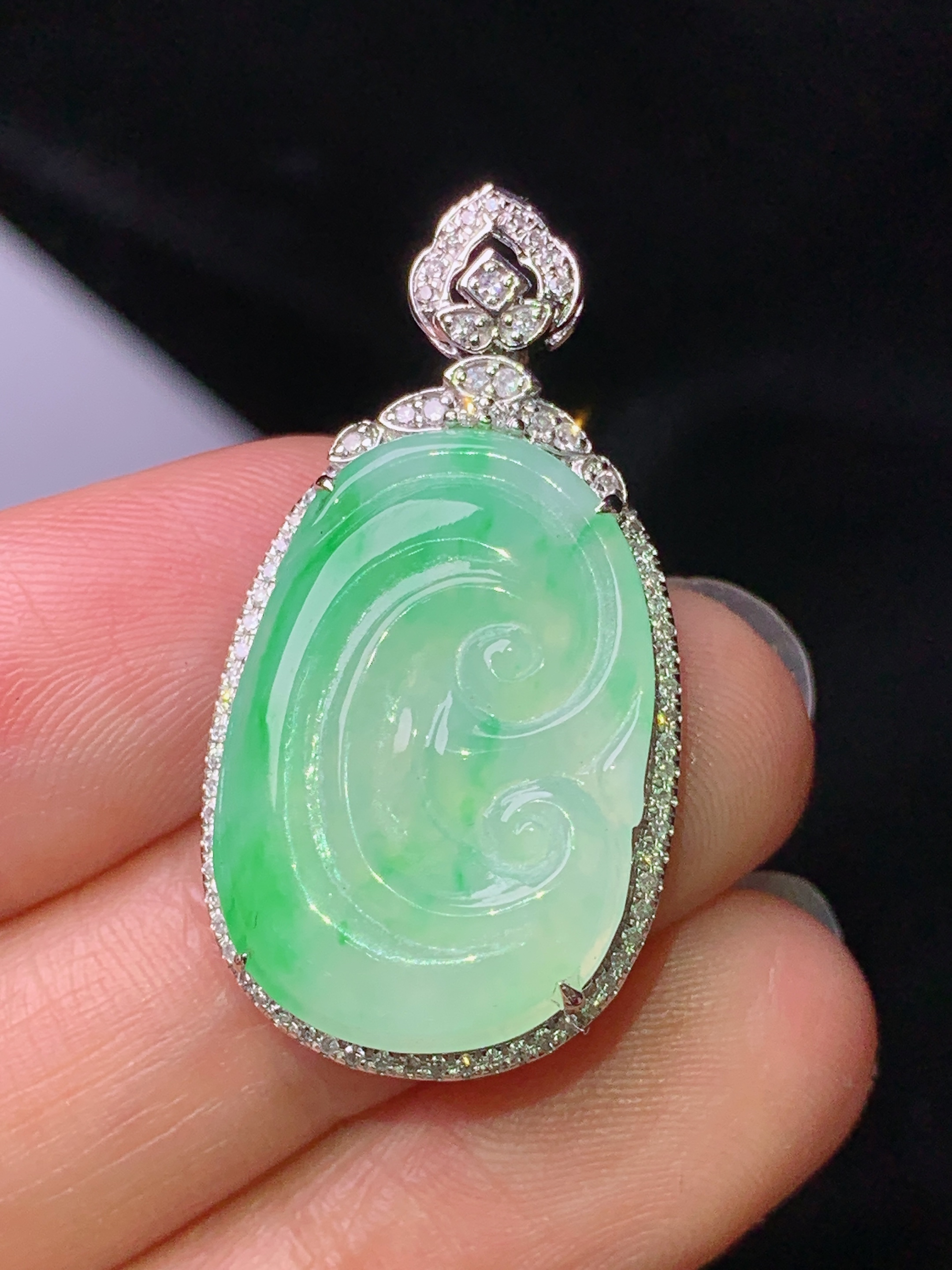 18k金钻镶嵌飘绿如意吊坠 玉质细腻 色泽艳丽清新 水润亮眼 整体尺寸32.6*17.3*6.8f3