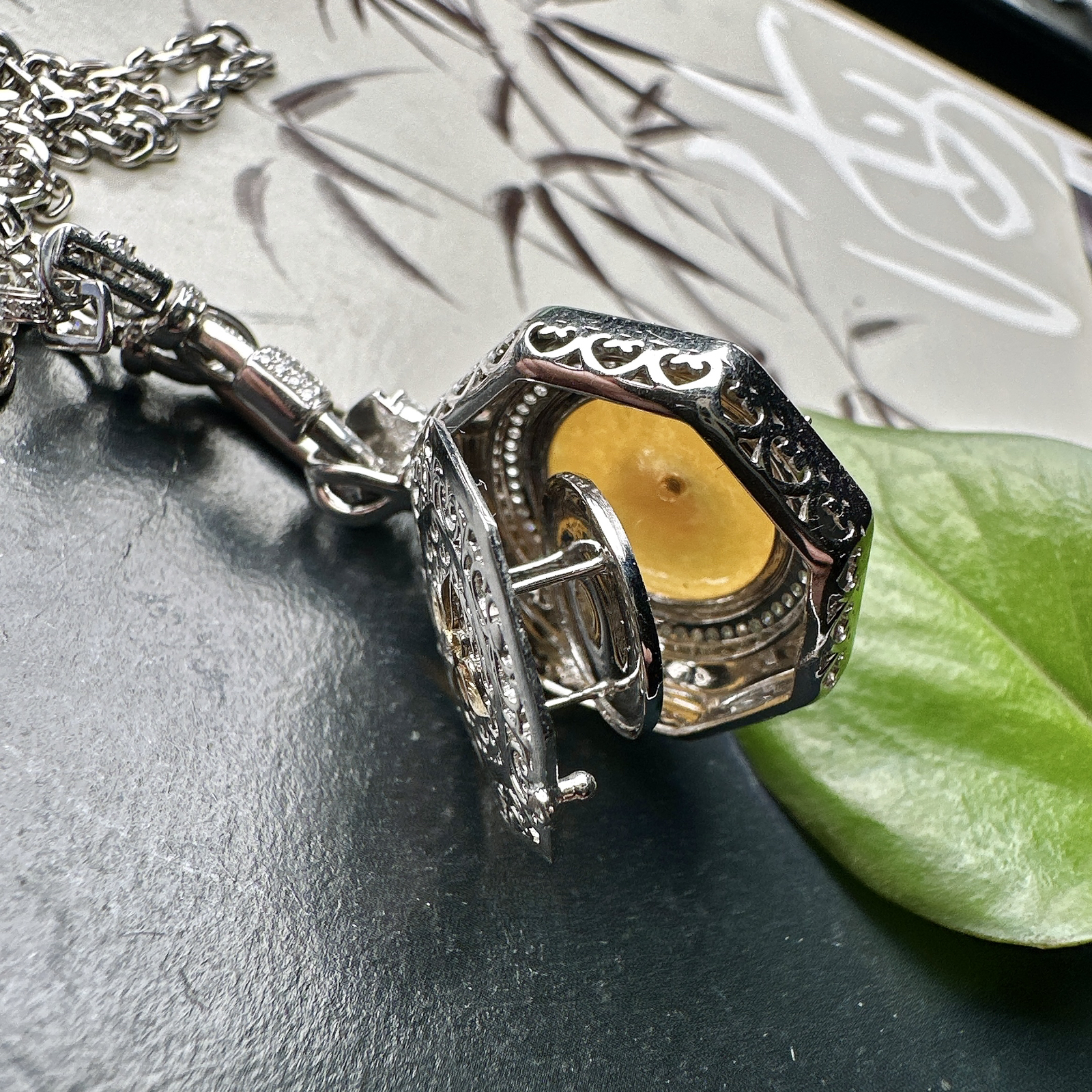 【冰种黄翡平安扣吊坠】质地非常细腻，冰润十足，种老冰透，18k金钻镶嵌，裸石尺寸15*3毫米，收藏品质