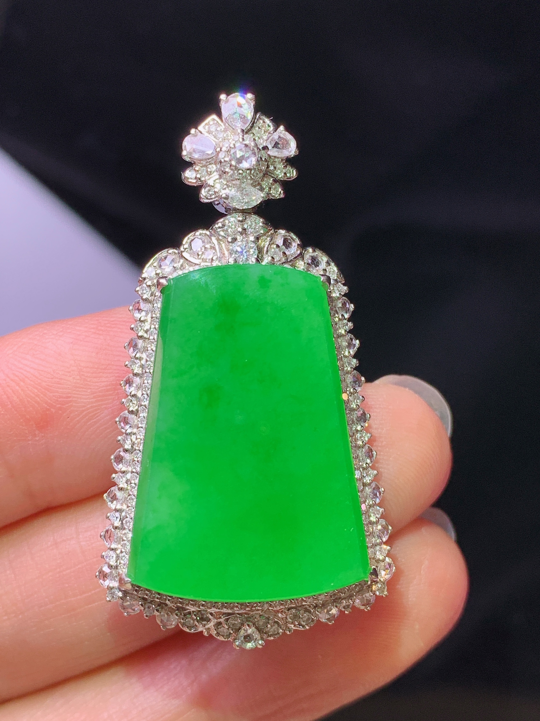 18k金钻镶嵌翠绿无事牌吊坠 玉质细腻 色泽艳丽清新 水润亮眼 整体尺寸41*22.3*11.3h2