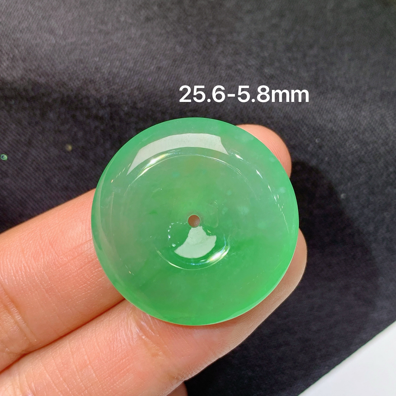 冰绿平安扣，冰润色甜，玉质细腻，种水足，Xq尺寸25.6*5.8