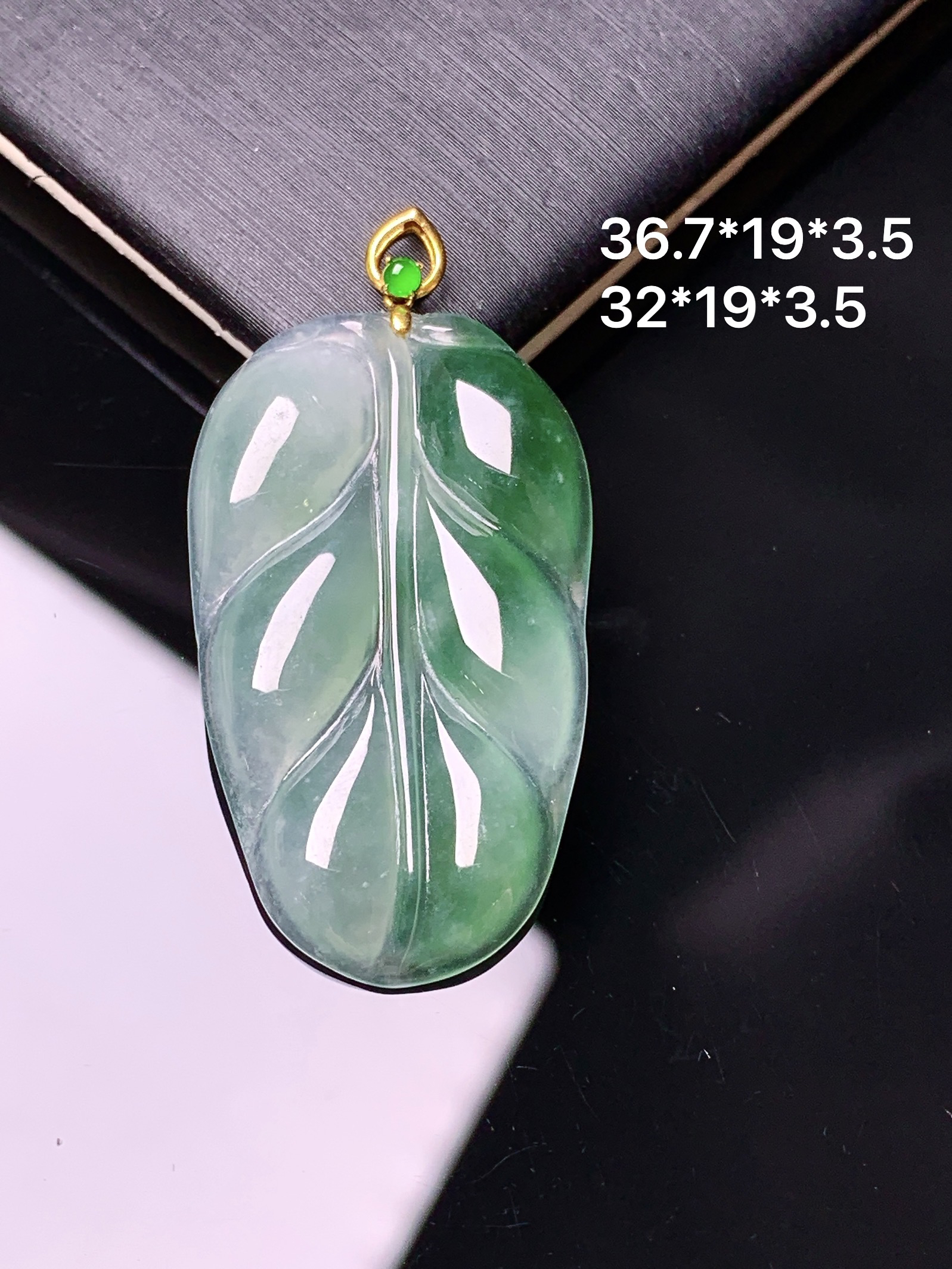 18k金冰种飘绿树叶镶嵌吊坠 玉质细腻 色泽艳丽清新 水润亮眼 整体尺寸36.7*19*3.5c1