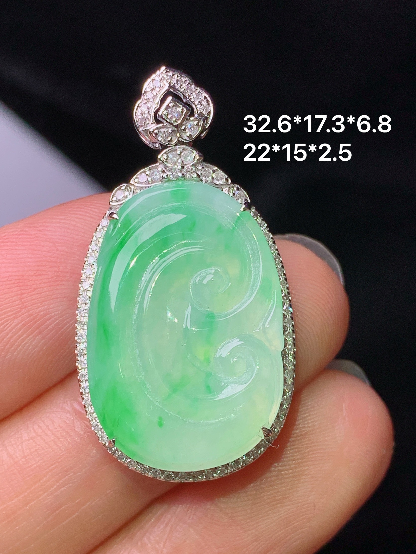 18k金钻镶嵌飘绿如意吊坠 玉质细腻 色泽艳丽清新 水润亮眼 整体尺寸32.6*17.3*6.8f3