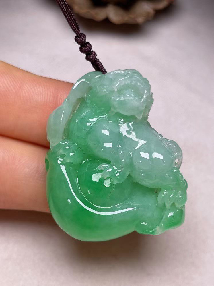 冰糯种阳绿【招财貔貅】吊坠、种水好，玉质细腻 ，卖相好.