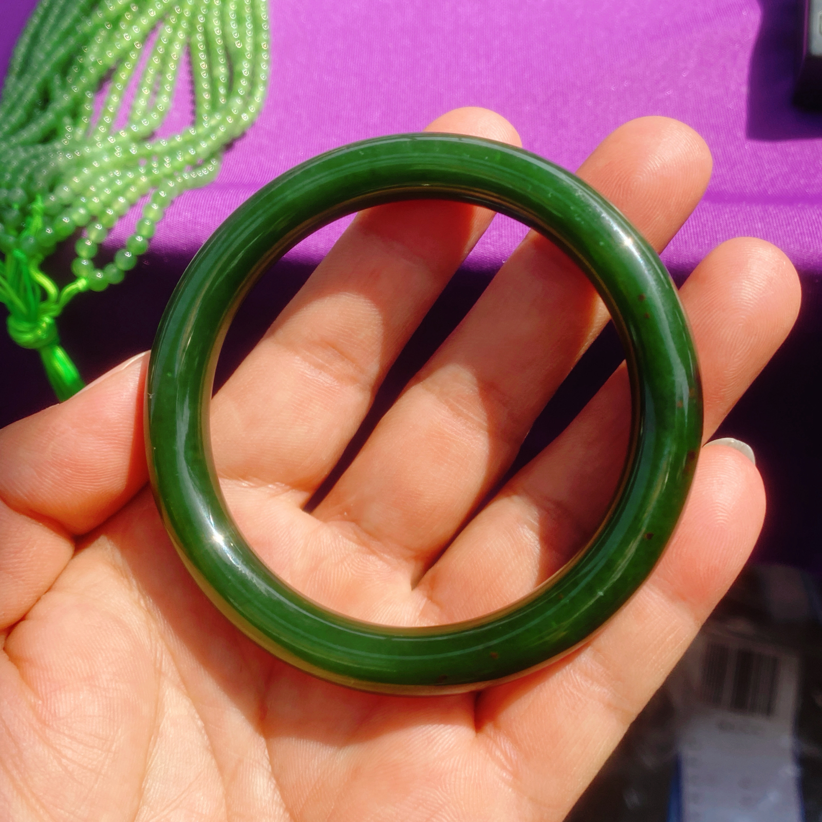 自然光实拍和田玉7号老坑红皮老料碧玉59圆条手镯肉质温润细腻 油润如凝脂。无裂无杂 圈口59/9.8