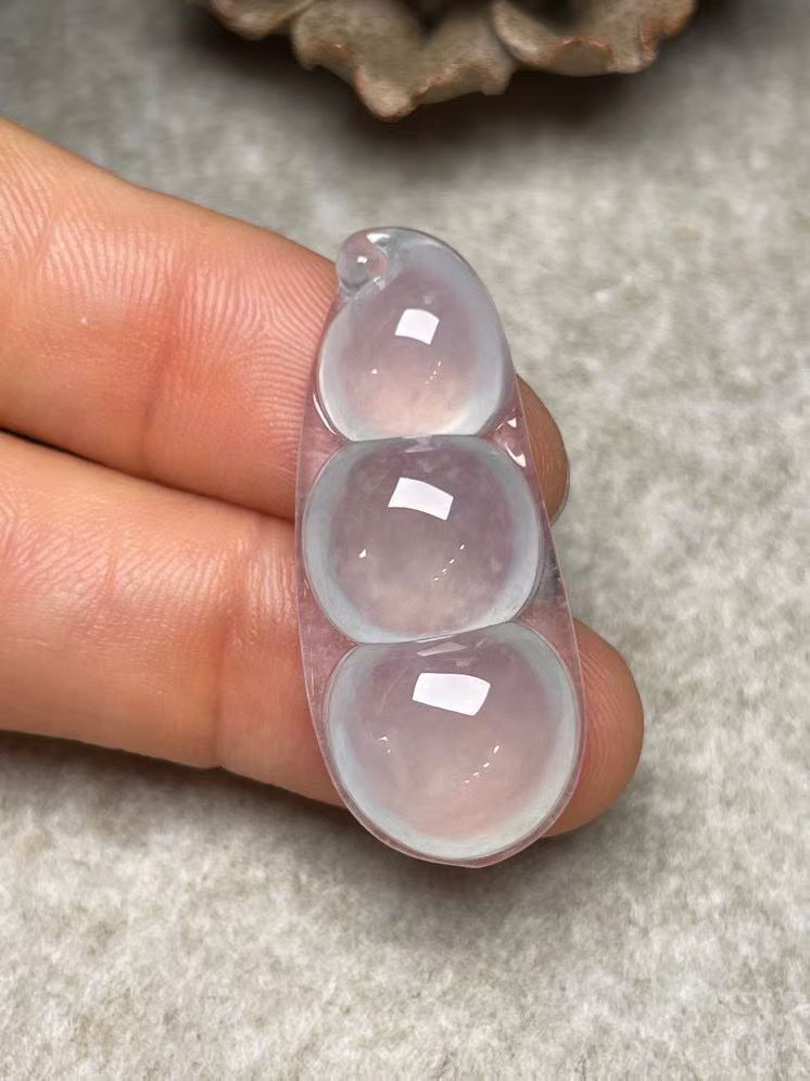 冰种【福豆】吊坠、种水好，玉质细腻 ，卖相好.