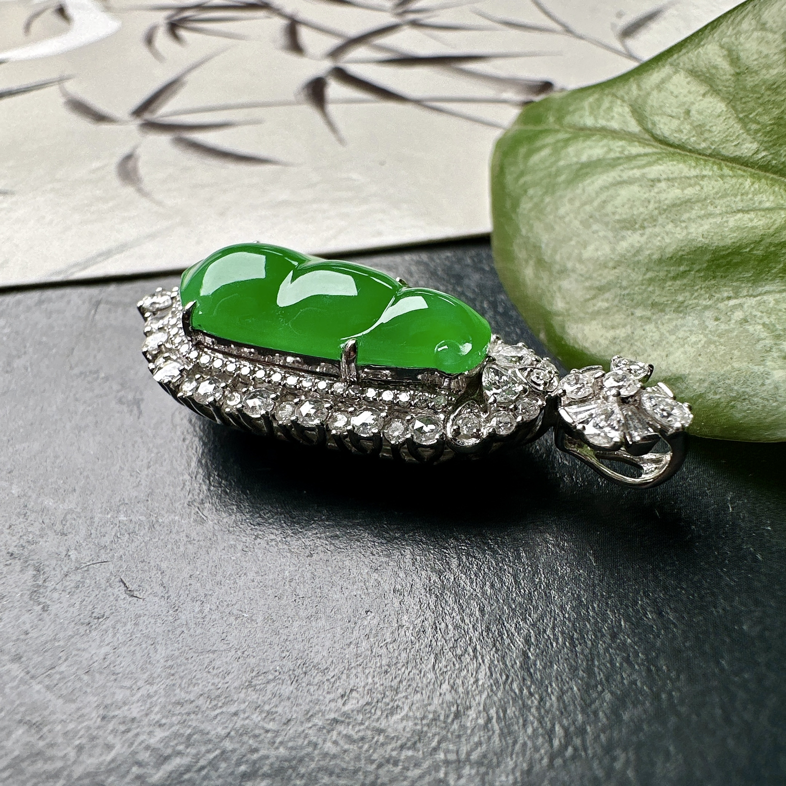 【冰种满绿福豆吊坠】种地上乘，冰感十足，通透起光，饱满圆润，收藏品质，18k金钻镶嵌，裸石尺寸18.6*8.3*3.6毫米