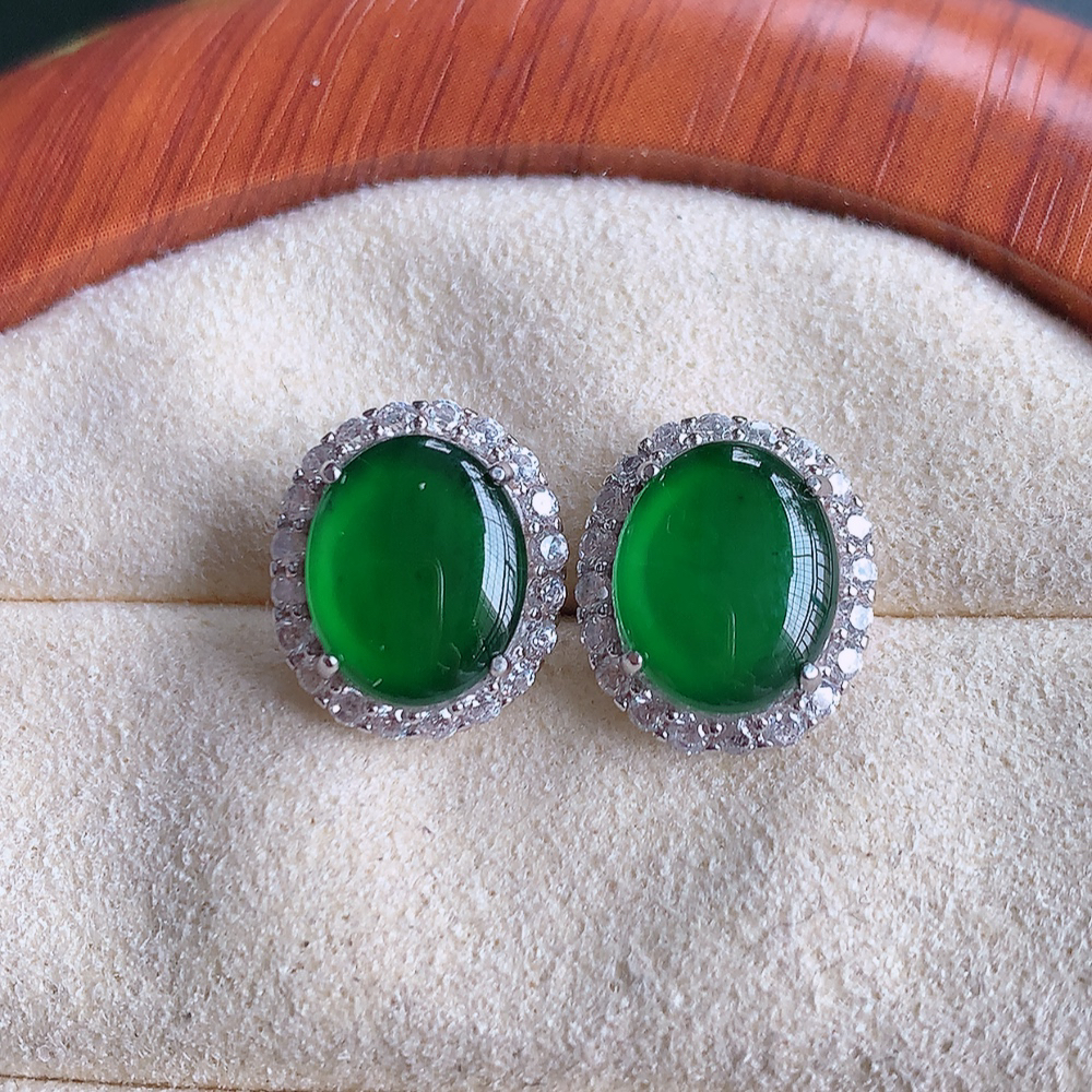 冰满绿翡翠925银镶嵌耳钉，自然光实拍，翠色灵动，颜色漂亮，种老水足，品相佳，佩戴佳品！W815.21  取一整体尺寸：12.6-11-5mm  裸石尺寸：10-8mm