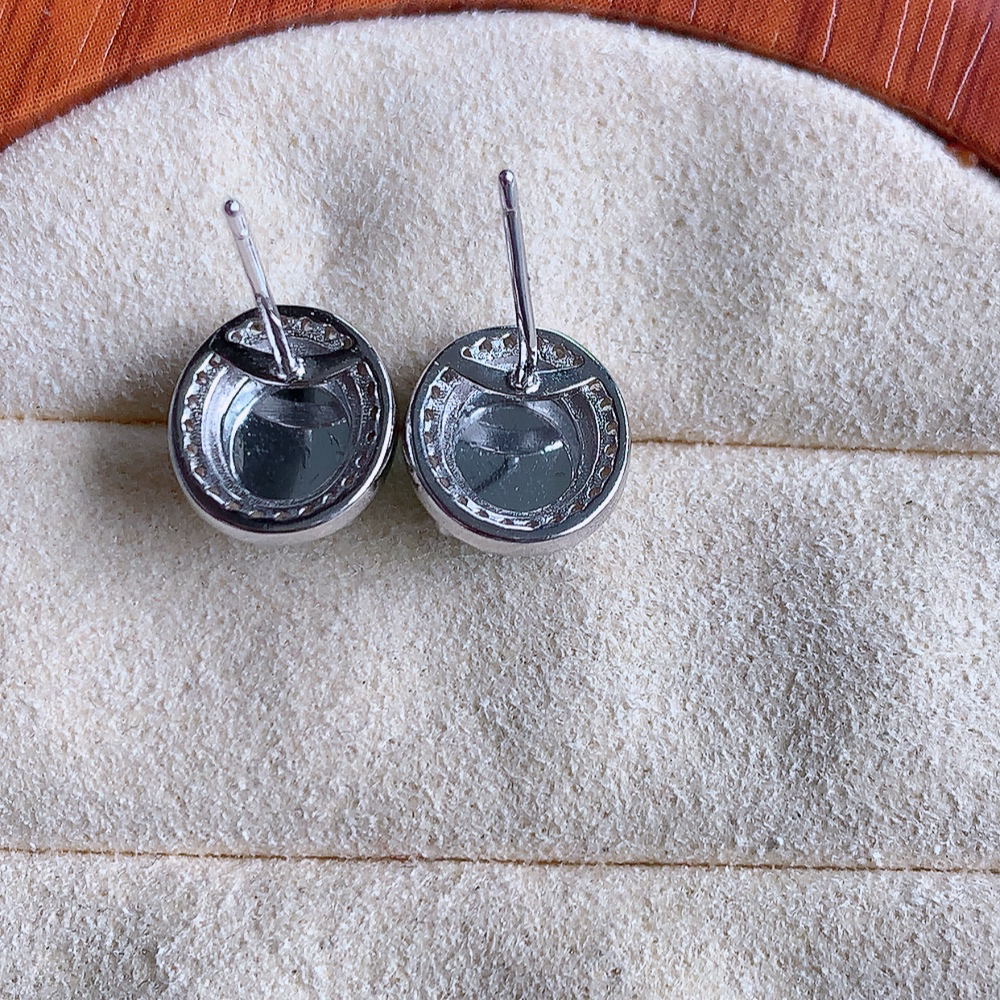 冰满绿翡翠925银镶嵌耳钉，自然光实拍，翠色灵动，颜色漂亮，种老水足，品相佳，佩戴佳品！W502.21  取一整体尺寸：10.5-9.3-4.8mm  裸石尺寸：8-6.8mm