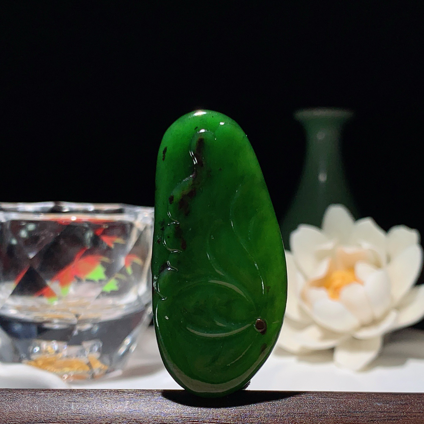 和田玉阳绿七号矿俄罗斯碧玉连年有余鱼挂件。尺寸49/23/8重15克 玉质细腻油润。手推出油。品相大气 lt260321