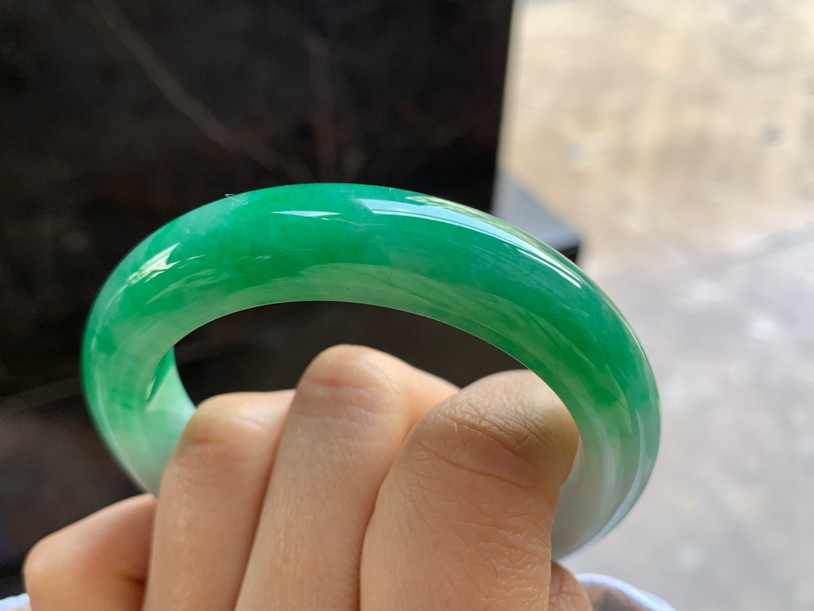 53.5-12.2-9.2

浓绿色手镯^_^鲜艳 玉质温润