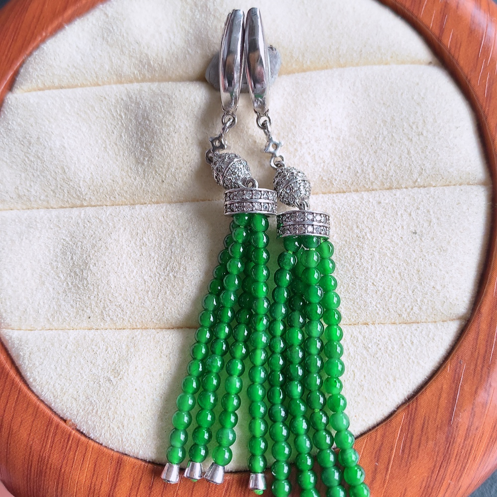 冰满绿翡翠925银镶嵌耳坠，自然光实拍，翠色灵动，颜色漂亮，种老水足，品相佳，佩戴佳品！W815.21  取一整体尺寸：65-7mm  裸石尺寸：3mm