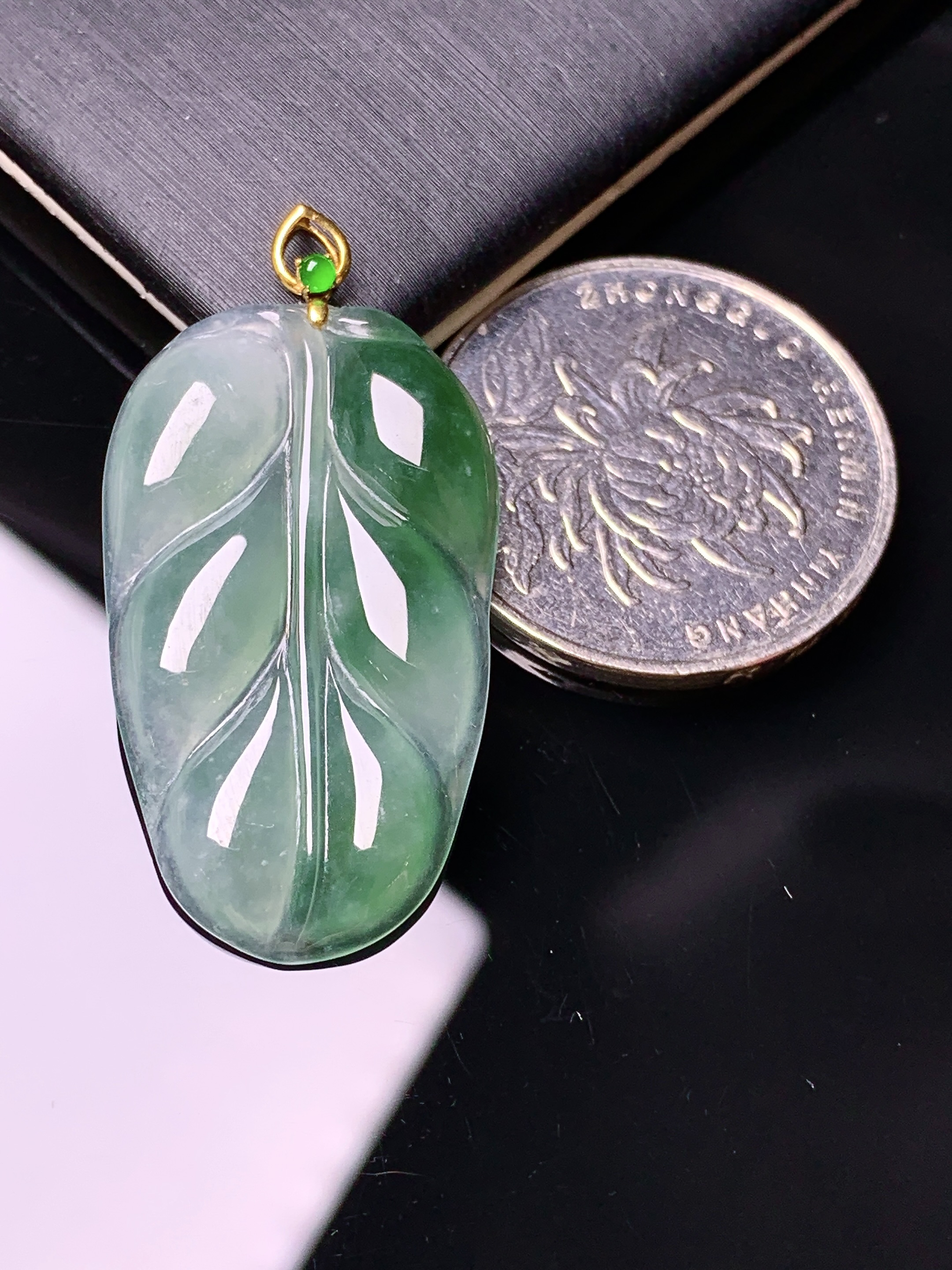 18k金冰种飘绿树叶镶嵌吊坠 玉质细腻 色泽艳丽清新 水润亮眼 整体尺寸36.7*19*3.5c1