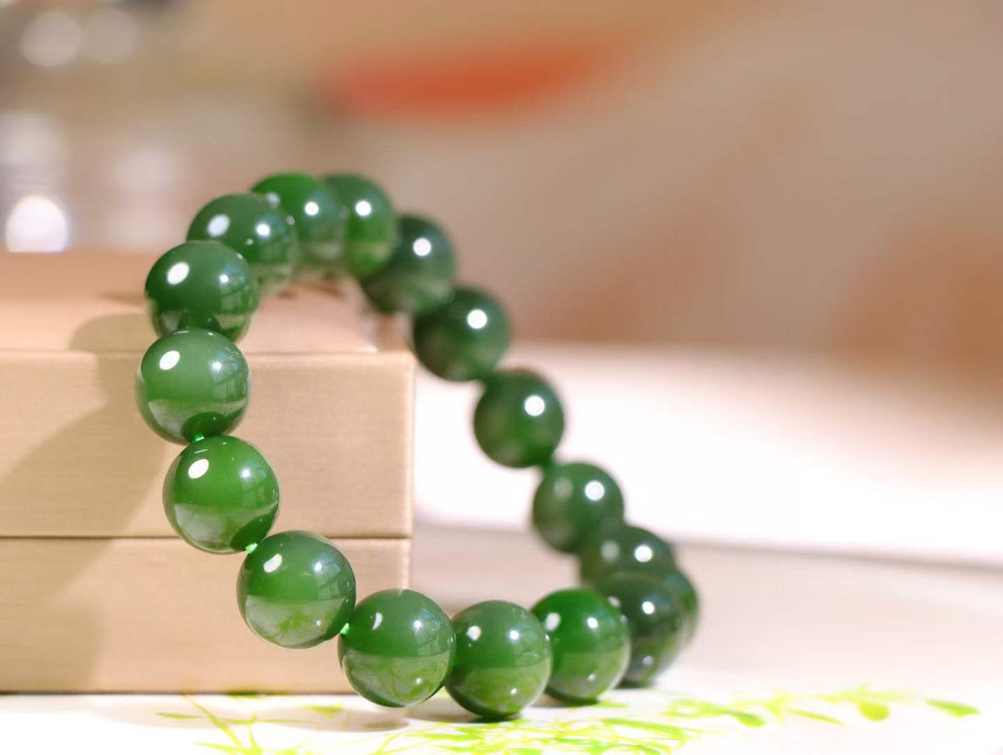 【珠圆玉润】

 信誉第一 品质保证️精品和田玉碧玉圆珠手串，精选上等和田玉碧玉老料，玉质细腻温润 油性十足，每一颗珠子都散发着温润光泽，宛如岁月沉淀的优雅。佩戴它，感受时光的静谧与从容，彰显不凡品味。

重44.8克  尺寸取一11.7mm  O18822208113