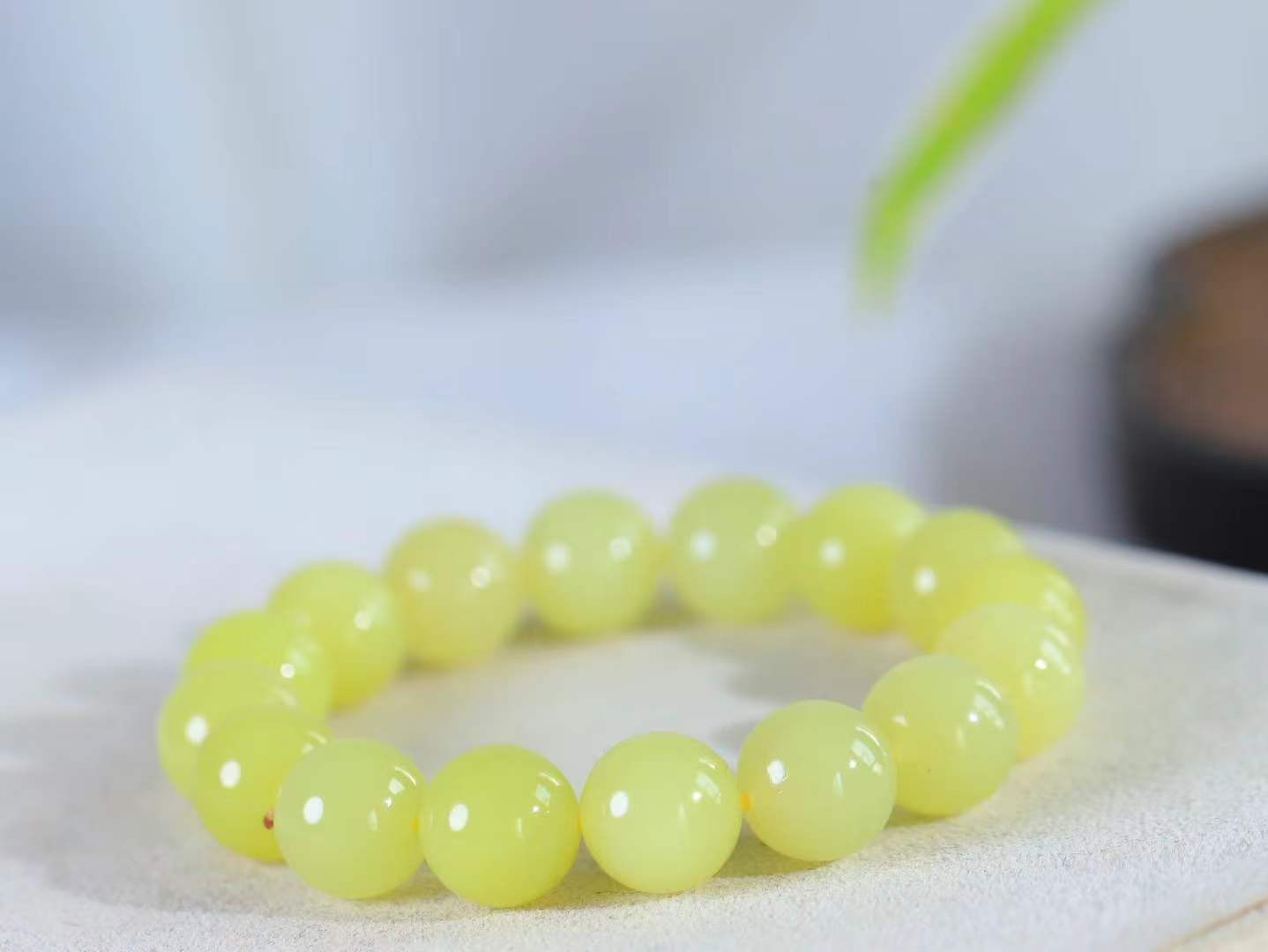 【珠圆玉润.手串】

精品️和田玉黄口珠圆玉润手串 玉质温润细腻  整串打磨圆润，佩戴舒适。珠珠落玉盘，间关莺语花底滑，一生美好时光，无论身在何处，都有它相伴相守。事事顺遂，幸福美满，吉祥如意。重43.2克 尺寸取一12mm  FDA-22362233