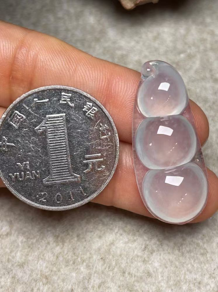 冰种【福豆】吊坠、种水好，玉质细腻 ，卖相好.