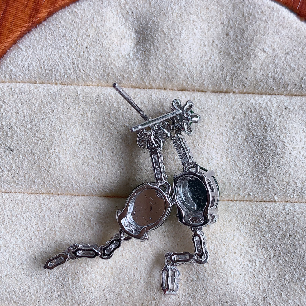 冰满绿翡翠925银镶嵌耳钉，自然光实拍，翠色灵动，颜色漂亮，种老水足，品相佳，佩戴佳品！W502.21  取一整体尺寸：35-7-5.8mm  裸石尺寸：8-7mm