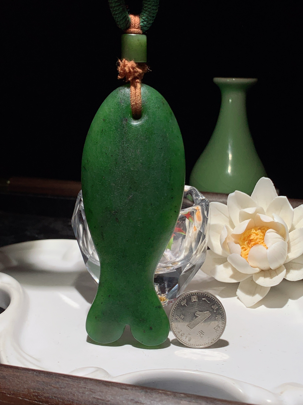 和田玉阳绿俄罗斯碧玉年年有余鱼把件 尺寸100/40/13重97.5克 玉质细腻油润。手推出油。品相大气 lt260321