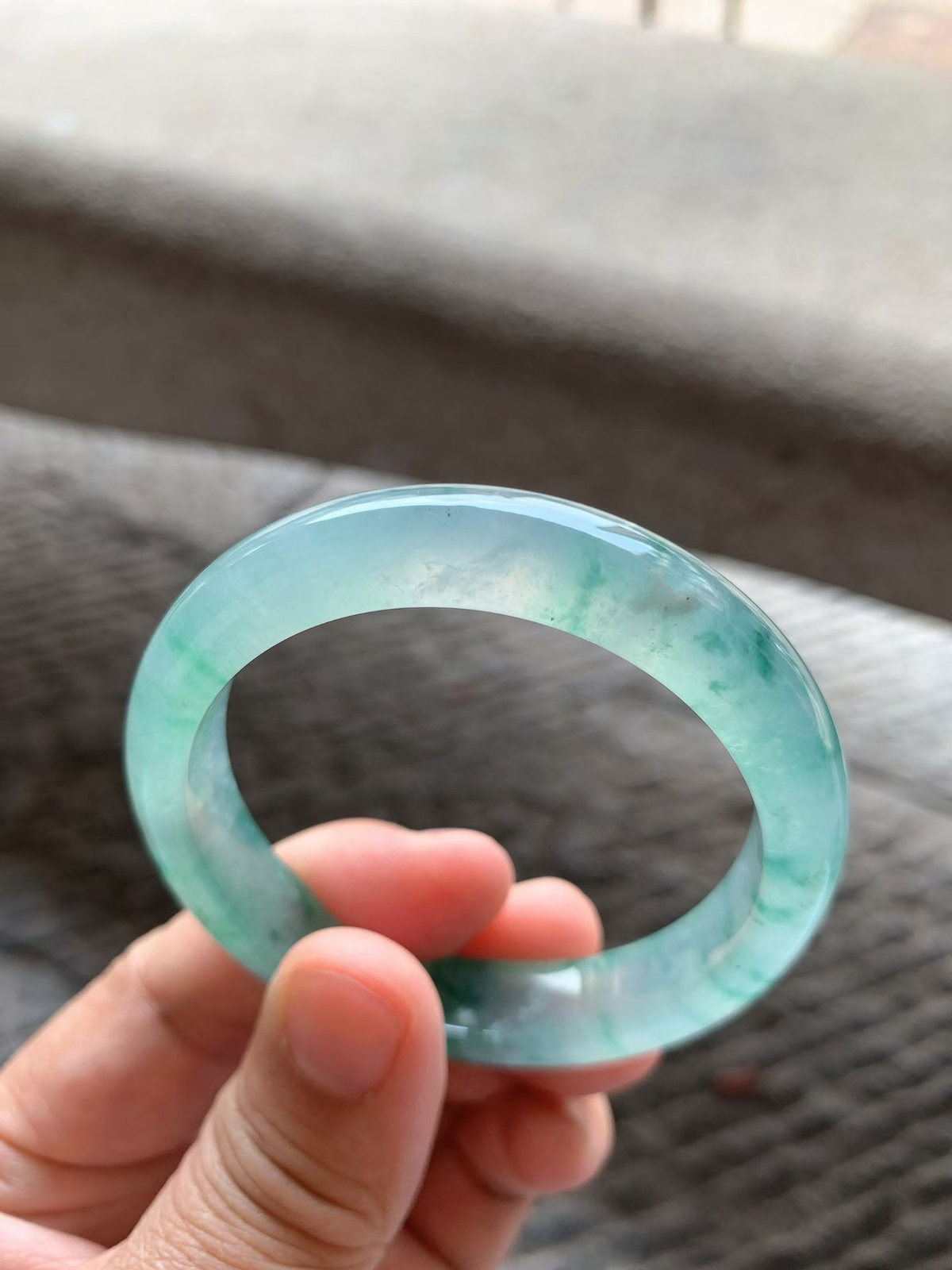 老坑种飘绿花正圈手镯尺寸50.5*9.8*8.3 老坑种水，通透冰莹，清润水足，胶润无比，绿花灵动，清新雅致！