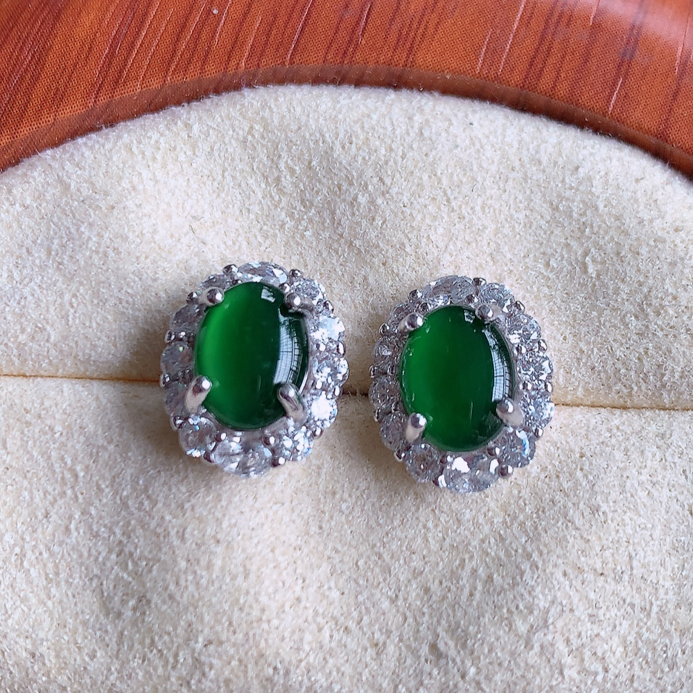 冰满绿翡翠925银镶嵌耳钉，自然光实拍，翠色灵动，颜色漂亮，种老水足，品相佳，佩戴佳品！W815.21  取一整体尺寸：12-10-5.5mm  裸石尺寸：8-6mm