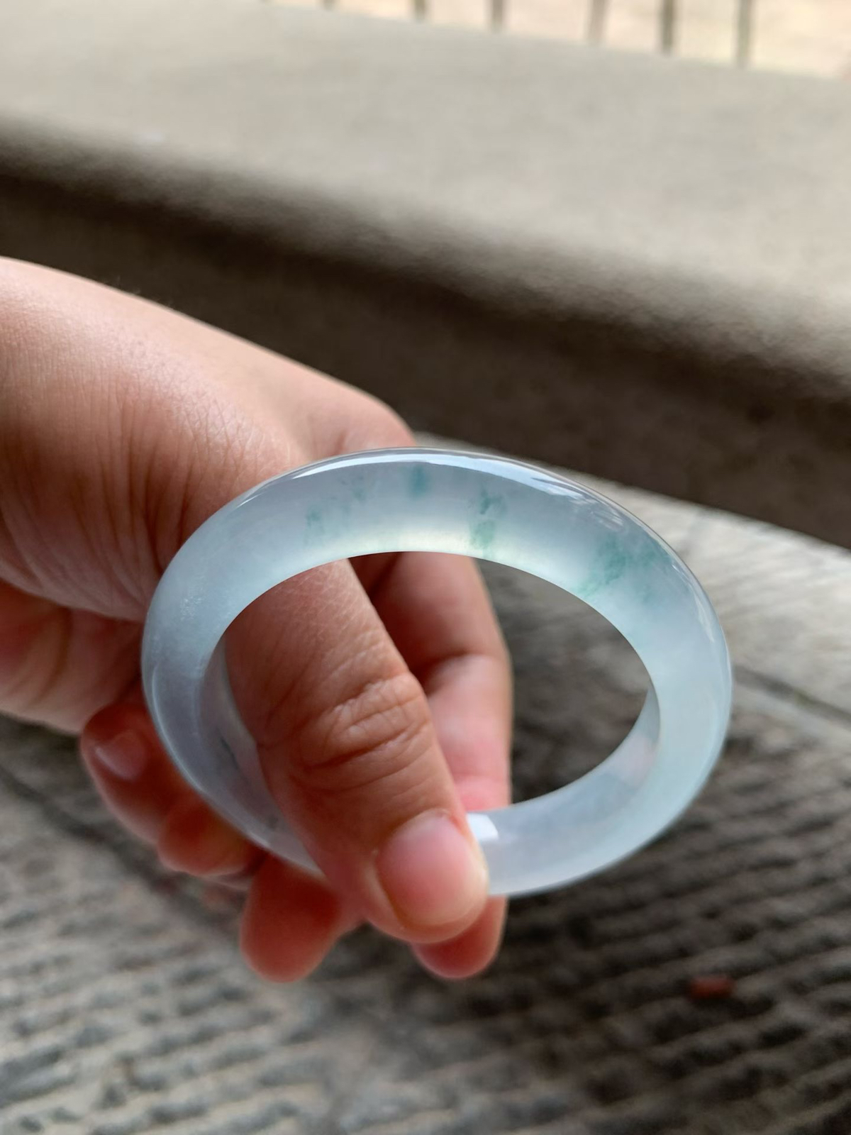 高冰淡蓝底飘花正圈手镯尺寸50*11*8.5  老坑种水，通透无比，清澈水灵，起光起胶，花色灵气清新，色调清透柔和，上手清冷高贵！