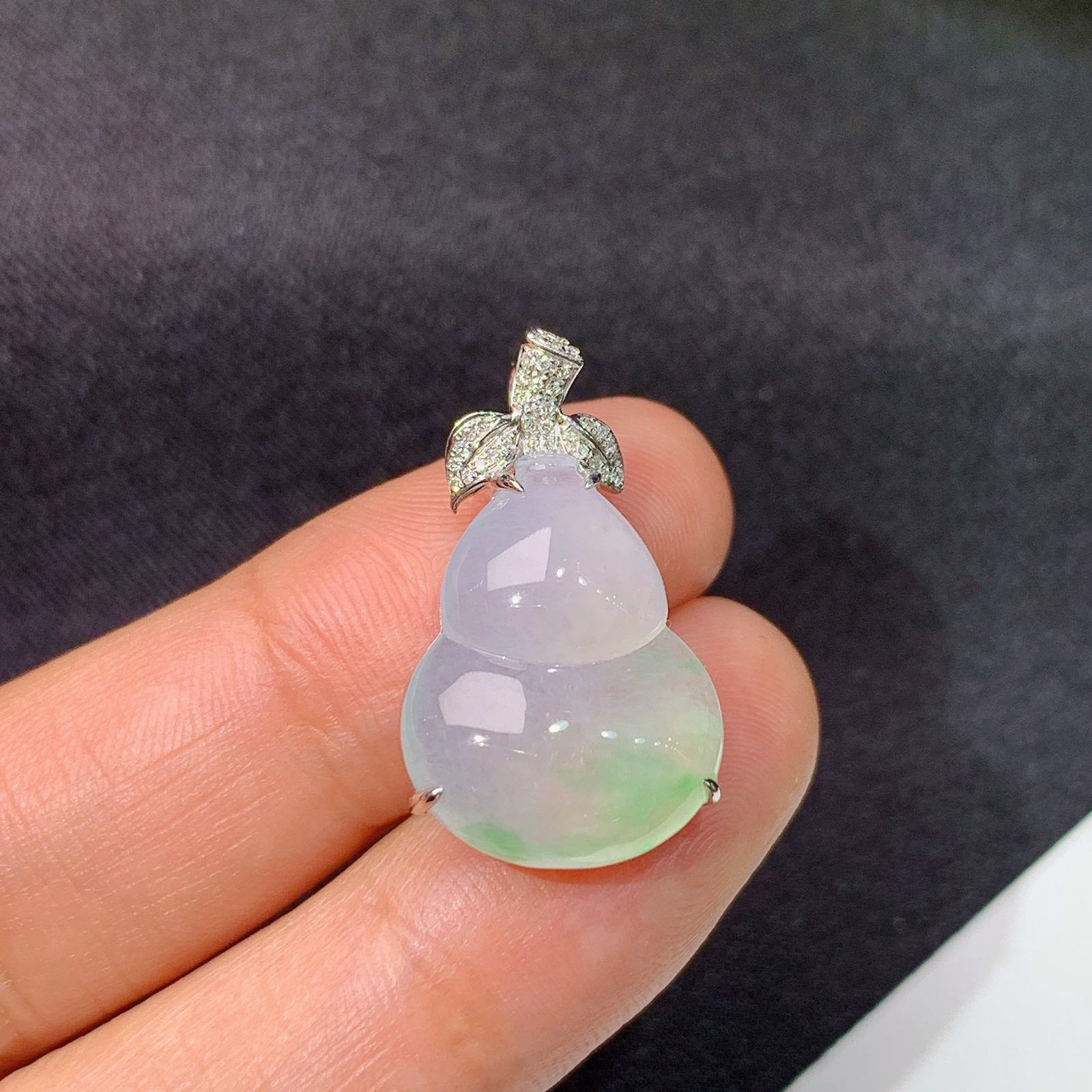 冰种飘绿葫芦吊坠，18k金镶嵌，冰润饱满，玉质细腻，种水好，cy整体尺寸24.1*14.2*6.7
