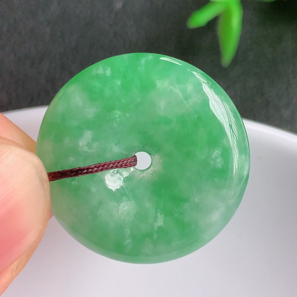 冰润满绿平安扣吊坠，厚装饱满，冰润剔透，细腻水足，种质润泽，飘花灵动，佩戴优雅大气，W42.21  