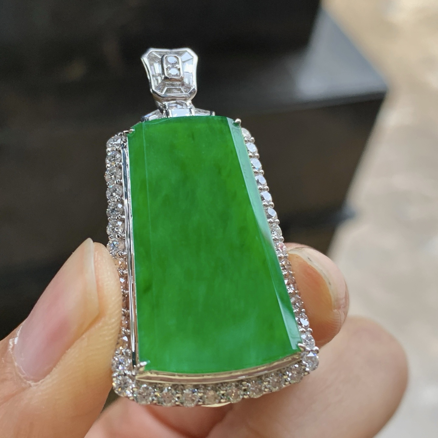 金钻镶嵌阳绿色无事牌^_^鲜艳 种色好