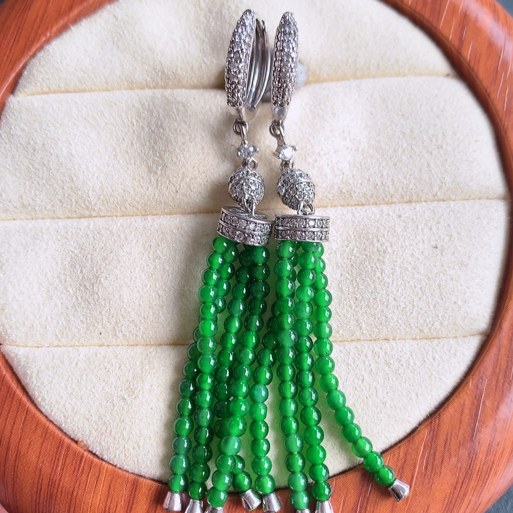 冰满绿翡翠925银镶嵌耳坠，自然光实拍，翠色灵动，颜色漂亮，种老水足，品相佳，佩戴佳品！W815.21  取一整体尺寸：65-7mm  裸石尺寸：3mm