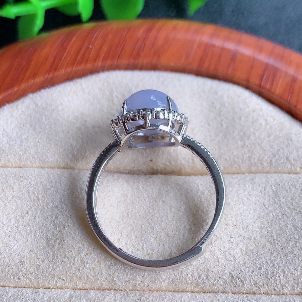 冰润紫罗兰精美环形翡翠戒指  玉质细腻  冰清玉润  飘花灵动  颜色漂亮  W815.21  内径尺寸：17.5-11.8-7.2mm  裸石尺寸：8.8mm