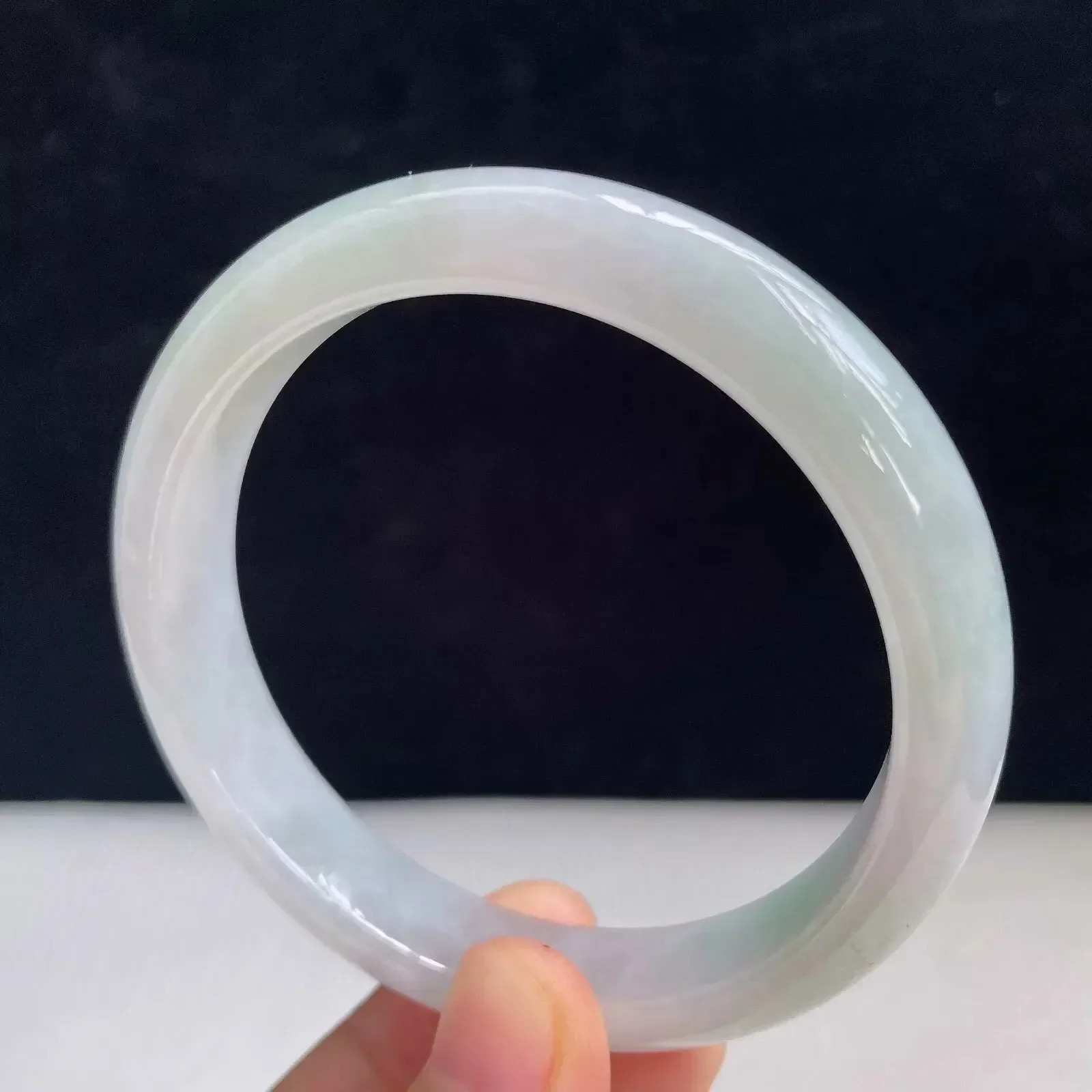 55mm自然光拍摄天然翡翠A货飘绿好种水正圈手镯40.33 克