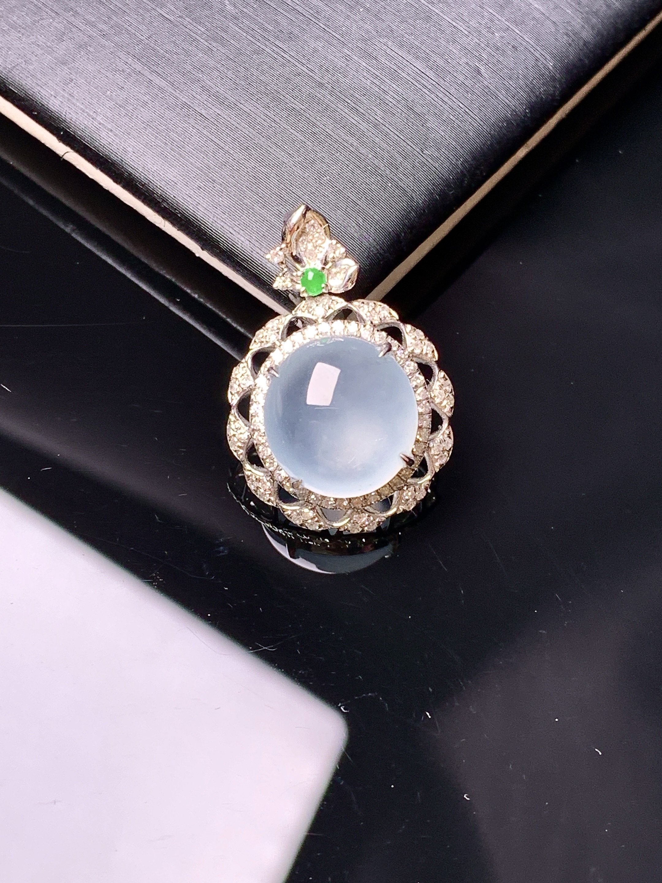 18k金钻镶嵌冰种蛋面吊坠 玉质细腻 色泽艳丽清新 水润亮眼 整体尺寸22.2*15.5*8.5yz