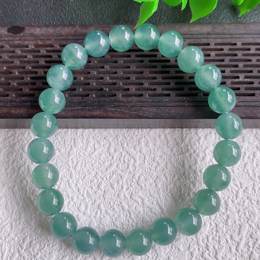 冰润翡翠圆珠手串，水水润润，珠圆玉润，颜色鲜艳，妙明清净，清秀高雅，佩戴效果优雅迷人！性价比超值 W2868  尺寸：8mm  共：24颗