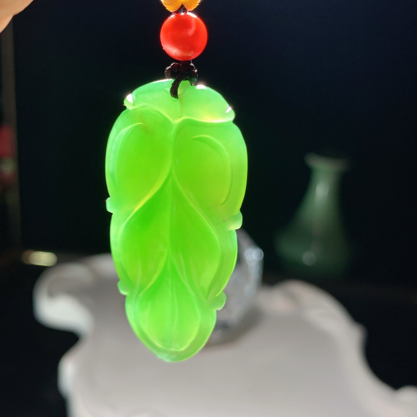 和田玉阳绿俄罗斯碧玉金枝玉叶挂件 尺寸45/20/8重14.8克 玉质细腻油润 底色纯净 脂粉好，品质好。lt260323