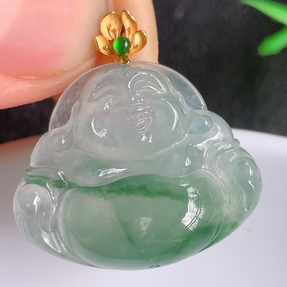 18k金扣冰润飘花佛公挂件 玉质细腻  精雕弥勒佛，笑佛福耳垂肩，面相喜庆，开怀大笑，憨态可掬。惟妙惟肖，寓意福禄双全，吉祥美满，笑口常开 W42.21  尺寸：20-24.3-6.5mm