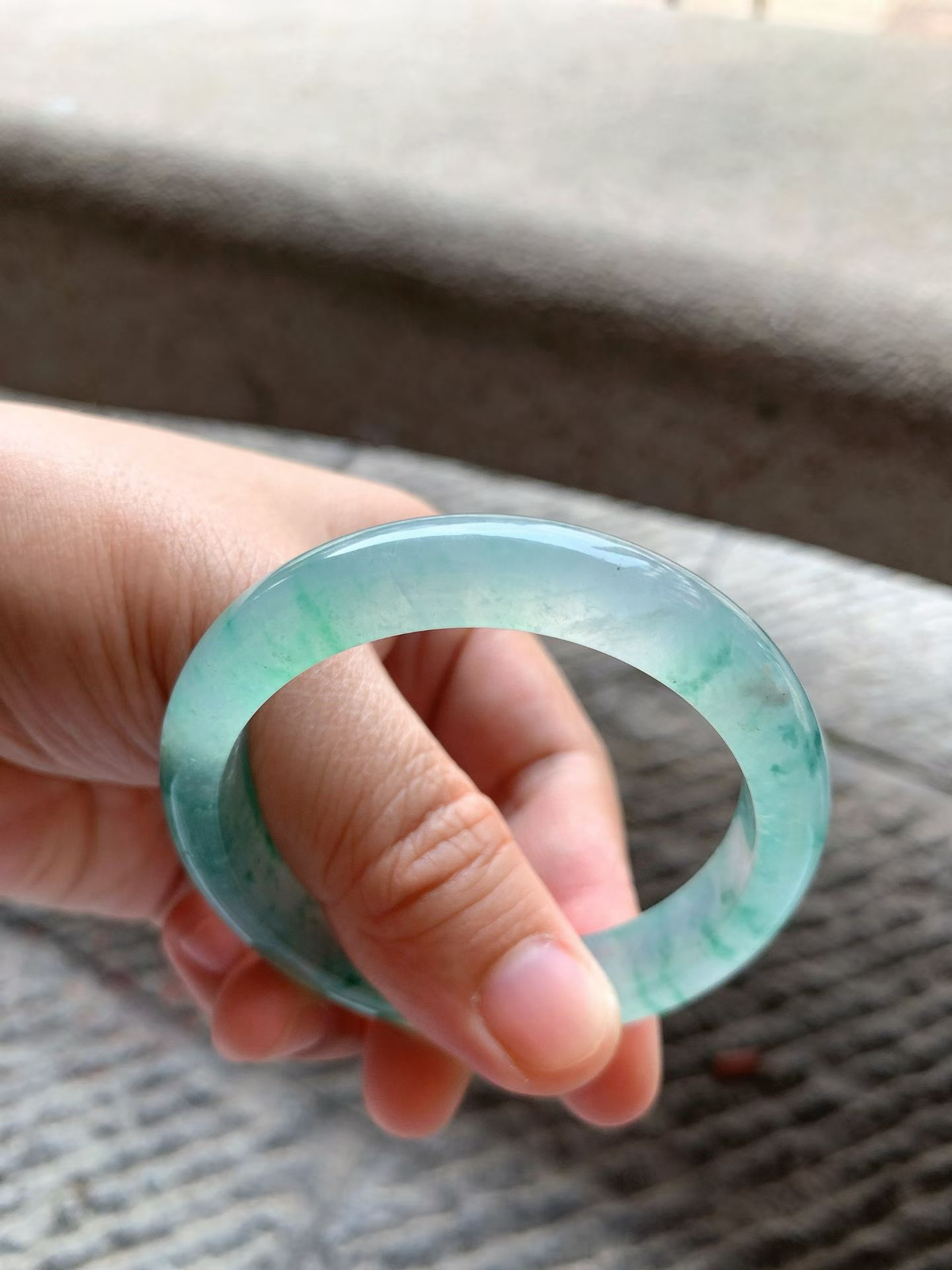 老坑种飘绿花正圈手镯尺寸50.5*9.8*8.3 老坑种水，通透冰莹，清润水足，胶润无比，绿花灵动，清新雅致！