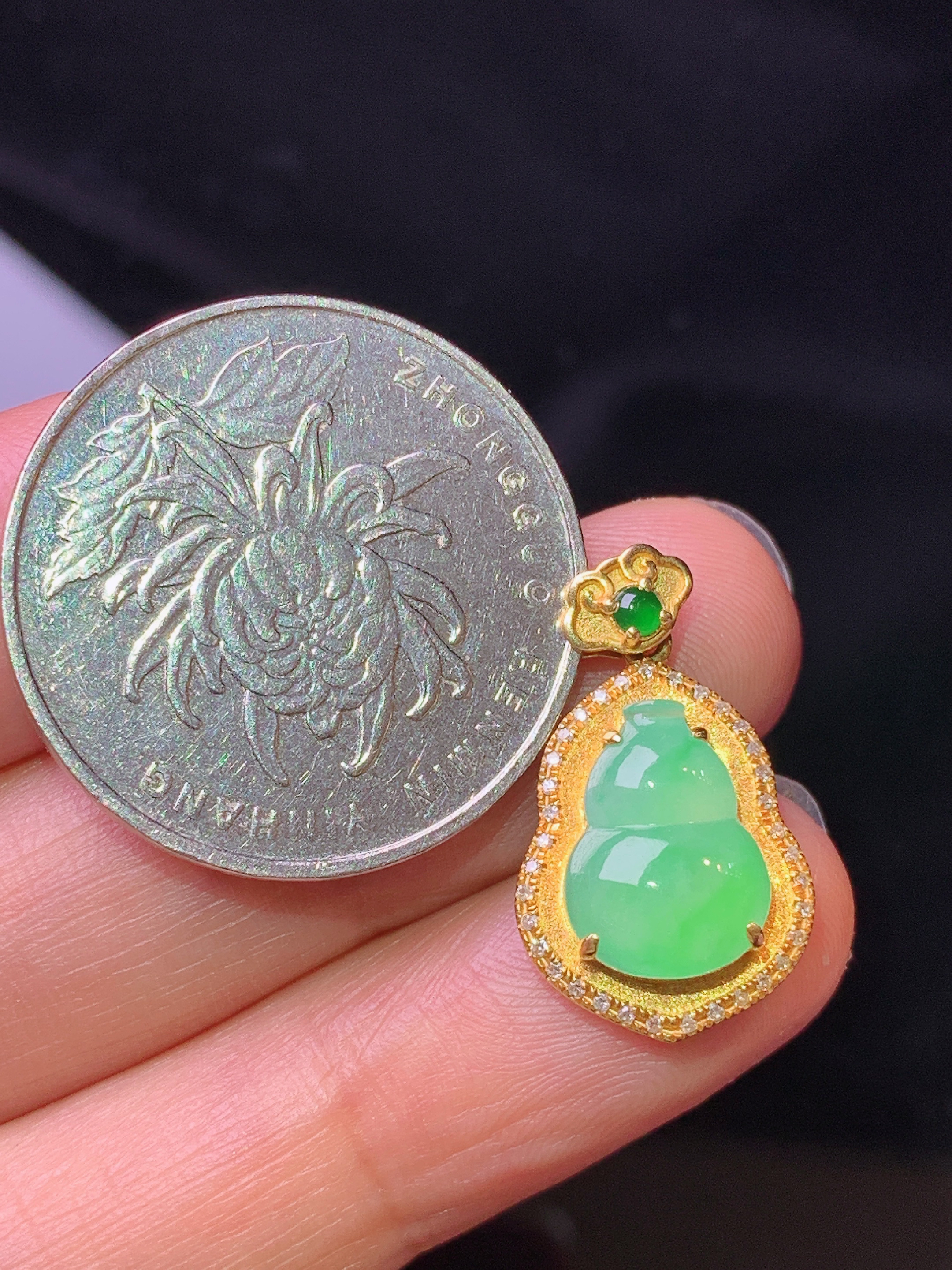 18k金钻镶嵌翠绿葫芦吊坠 玉质细腻 色泽艳丽清新 水润亮眼 整体尺寸21*12.5*6c1