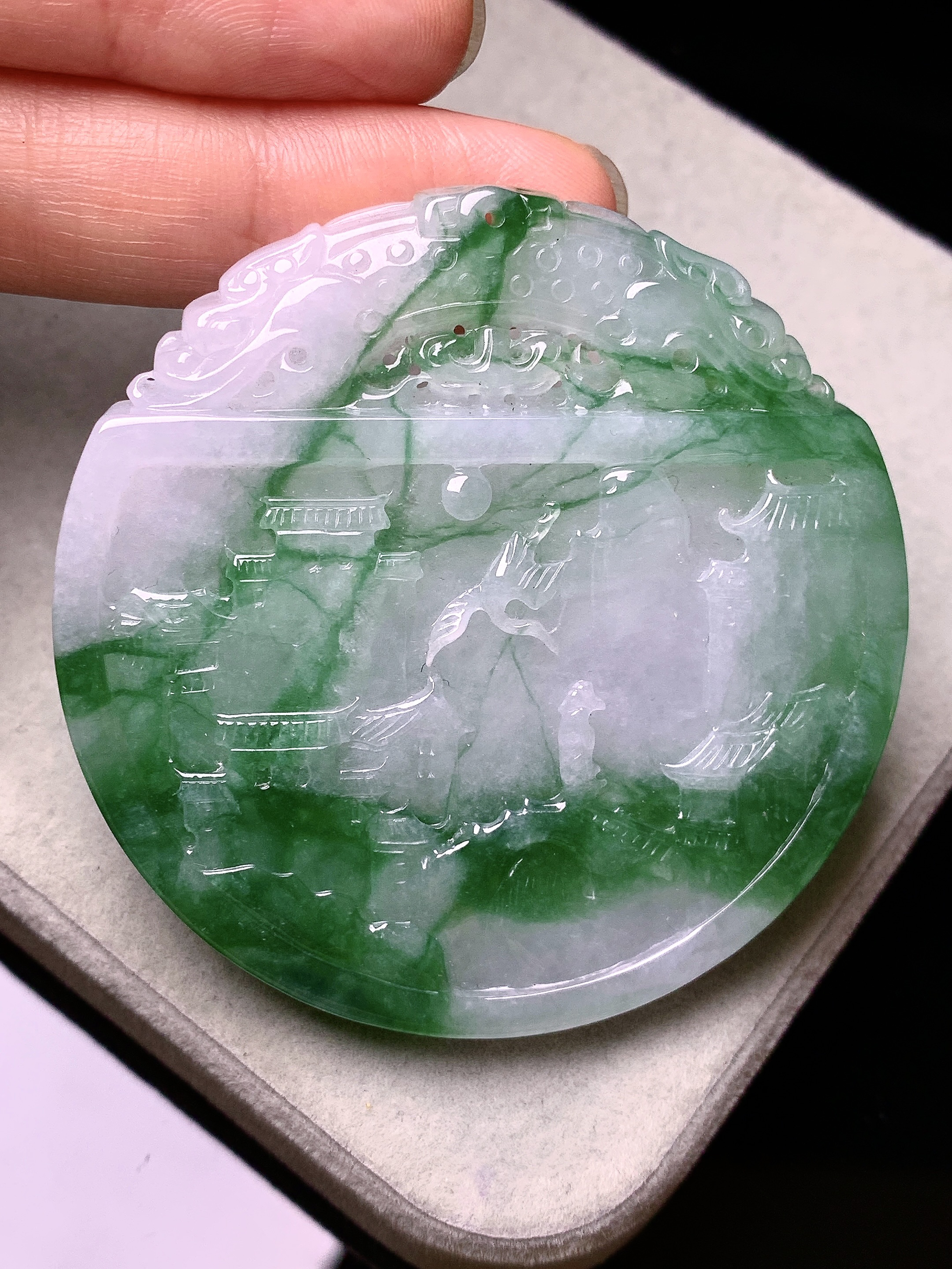 飘绿山水牌子吊坠 玉质细腻 色泽艳丽清新 水润亮眼 整体尺寸54.2*5c1