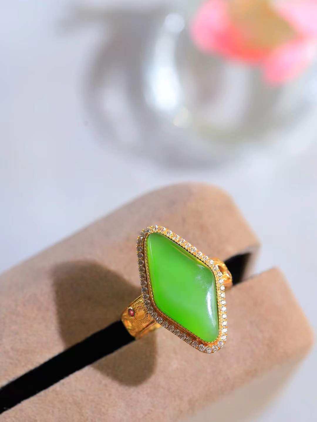 【金镶玉.戒指】

精品和田玉碧玉猫眼18k金镶嵌戒指 玉质细腻温润 油性十足 ，不论时光如何流转变