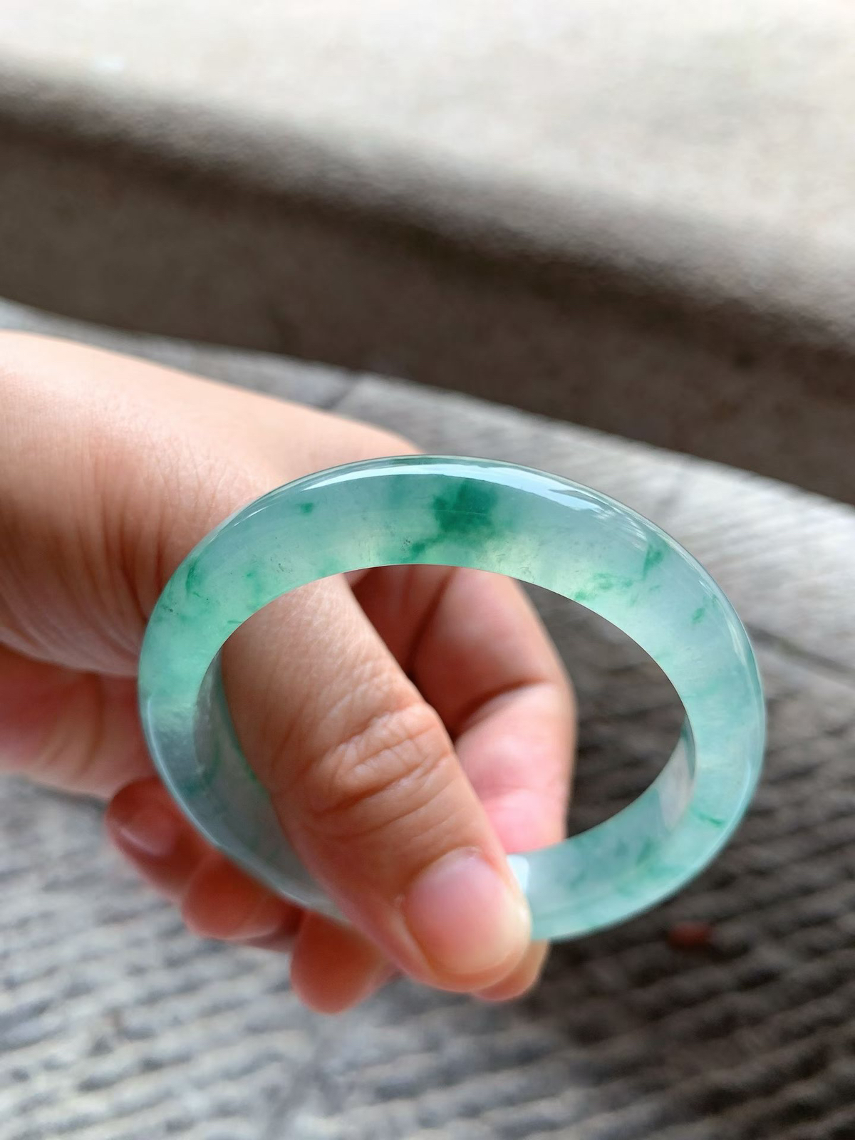 老坑种飘绿花正圈手镯尺寸50.5*9.8*8.3 老坑种水，通透冰莹，清润水足，胶润无比，绿花灵动，清新雅致！