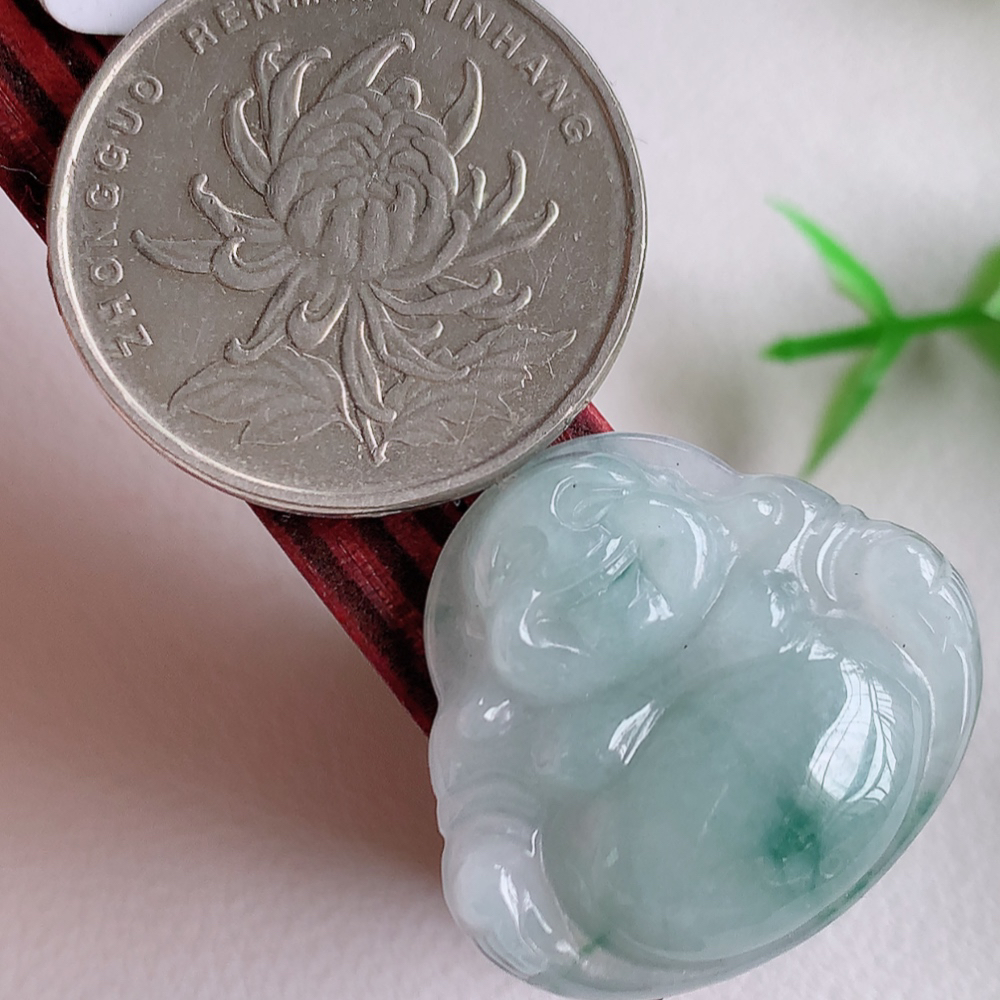 冰润飘花佛公挂件 玉质细腻  精雕弥勒佛，笑佛福耳垂肩，面相喜庆，开怀大笑，憨态可掬。惟妙惟肖，寓意福禄双全，吉祥美满，笑口常开 W49.21 尺寸：22.8-25-6mm