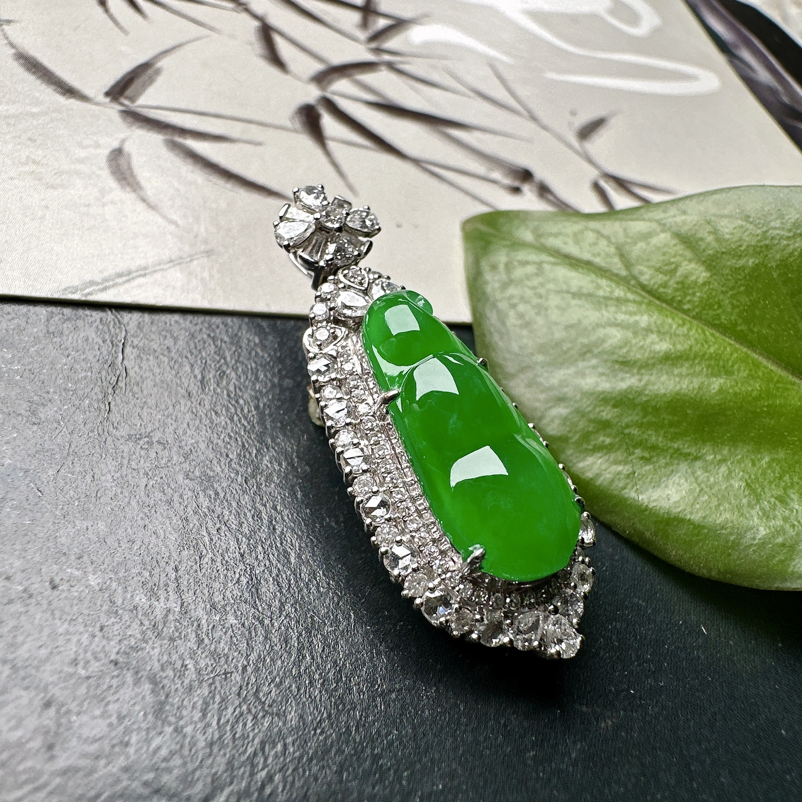 【冰种满绿福豆吊坠】种地上乘，冰感十足，通透起光，饱满圆润，收藏品质，18k金钻镶嵌，裸石尺寸18.