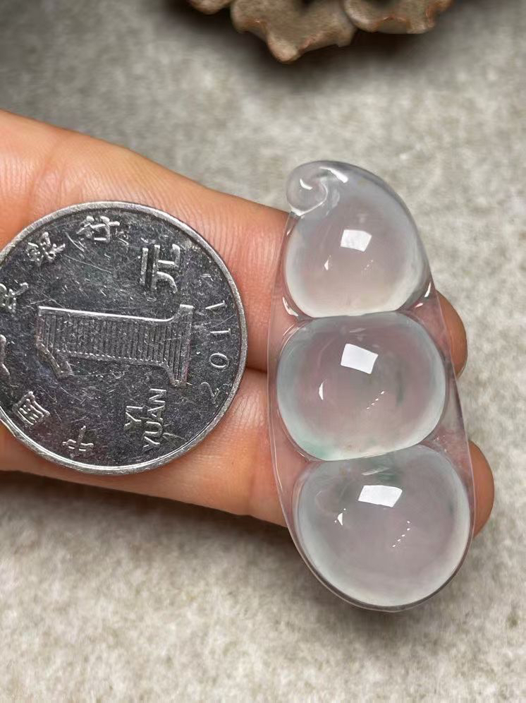 冰种飘花【福豆】吊坠、种水好，玉质细腻 ，卖相好.