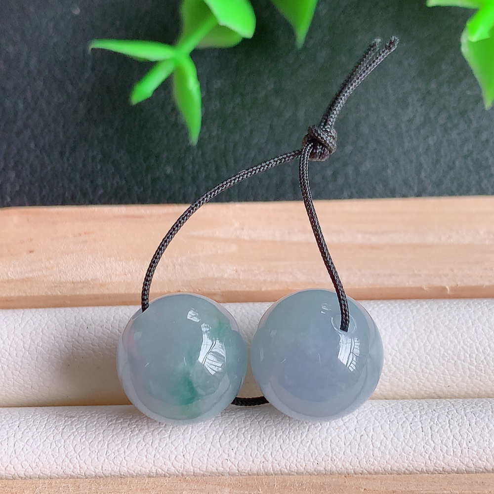 冰润紫罗兰转运珠翡翠吊坠，寓意“时来运转，财源滚滚” 寓意佳，紫气东来，颜色清爽，无纹裂，佩戴效果优雅迷人！性价比超值！W42.21  取一尺寸：12.2mm