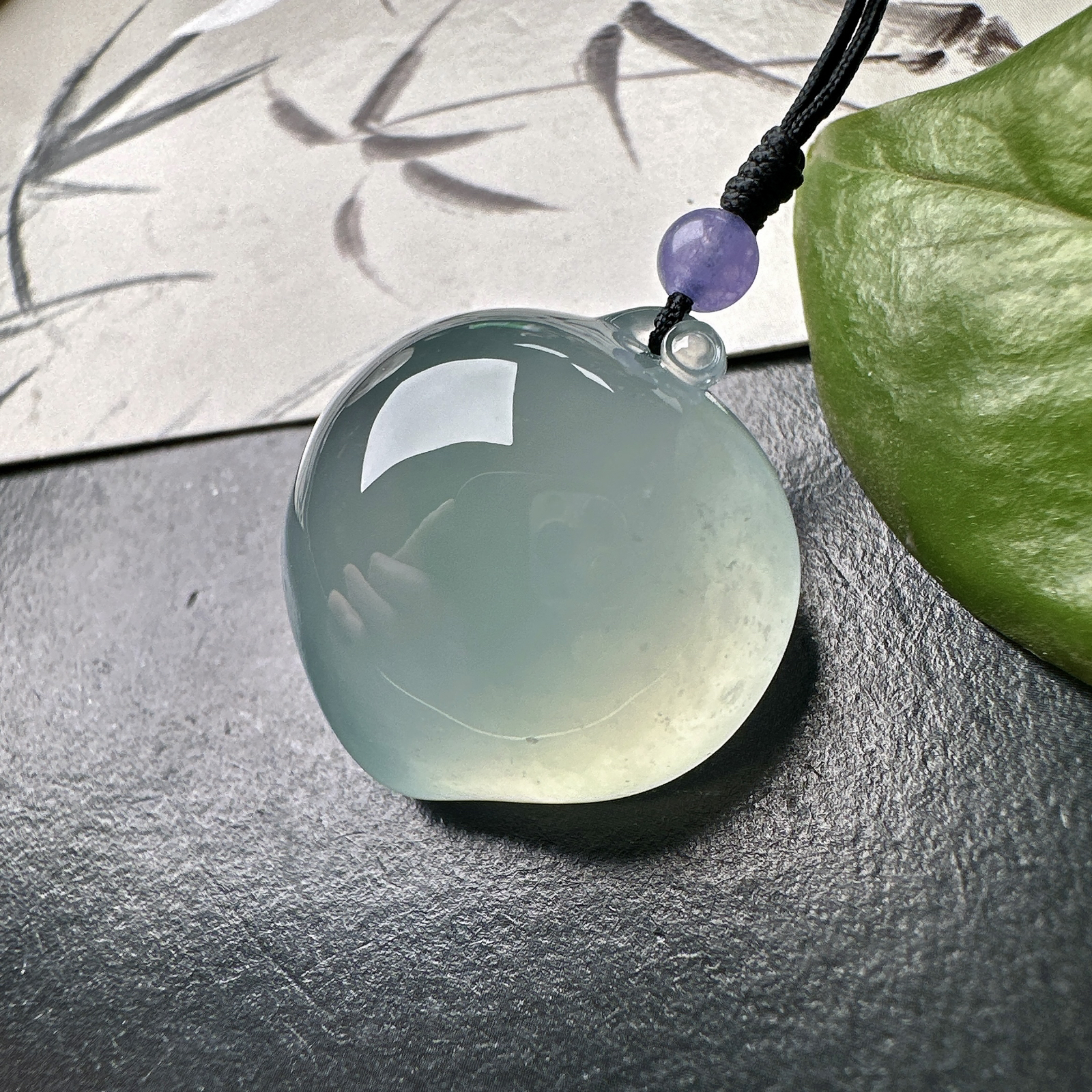 【冰种大桃子吊坠】质地细腻，冰润透亮，光泽出众，冰感十足