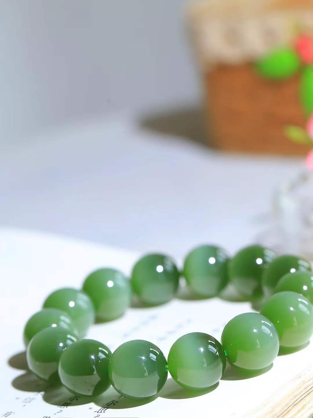 【珠圆玉润.手串】

精品和田玉碧玉猫眼珠圆玉润手串 玉质温润细腻  整串打磨圆润，佩戴舒适。珠珠落