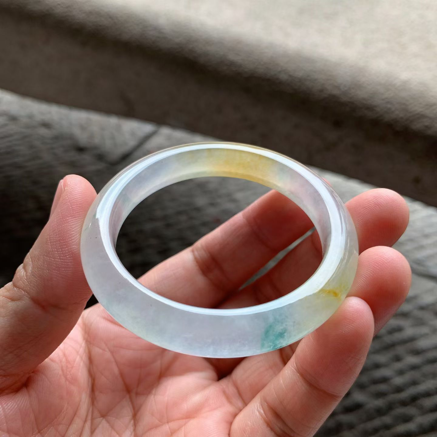 老坑蜜糖黄翡飘花正圈手镯尺寸50.5*10*8 老坑种水，冰透十足，清润水灵，起光起胶，颜色浓郁，